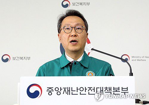 정부 "주요 병원 100곳 레지던트 8천983명 이탈…이탈률 90.1%"(세종=연합뉴스) 배재만 기자 = 박민수 중앙재난안전대책본부 제1총괄조정관(보건복지부 2차관)이 5일 오전 정부세종청사에서 열린 의사 집단행동 중앙재난안전대책본부 회의 결과 브리핑에서 "주요 100개 수련병원을 점검한 결과, 신규 인턴을 제외한 레지던트 1∼4년 차 9천970명 중 8천983명(90.1%)이 근무지를 이탈했다"고 밝히고 있다. 2024.3.5 scoop@yna.co.kr