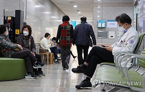 휴식 취하는 의료진(인천=연합뉴스) 임순석 기자 = 정부가 집단행동 전공의에 대한 면허정지 등 행정처분 절차에 나선 가운데 5일 인천의 한 대학병원에서 의료진이 점심시간을 이용 휴식을 하고 있다. 2024.3.5 soonseok02@yna.co.kr