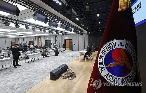 정례 브리핑 연 대한의사협회(서울=연합뉴스) 류영석 기자 = 주수호 대한의사협회 비상대책위원회 언론홍보위원장이 5일 오후 서울 용산구 대한의사협회 회관에서 정례 브리핑을 하고 있다. 2024.3.5 ondol@yna.co.kr