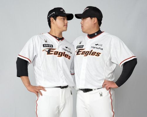 마주 보는 류현진과 문동주한화 이글스의 에이스 류현진(오른쪽)과 미래의 에이스 문동주가 6일 대전 한밭체육관에서 프로필 촬영을 하고 있다. [한화 이글스 제공. 재배포 및 DB 금지]