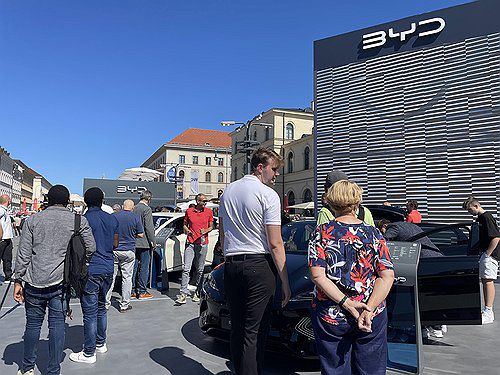 비야디 전시장 둘러보는 독일 시민들(뮌헨=연합뉴스) 이율 특파원 = 독일 시민들이 5일(현지시간) 뮌헨 시내 한복판에서 개막한 유럽 최대 모터쇼 독일 IAA 모빌리티 오픈스페이스의 비야디 전시장을 둘러보고 있다. 2023.9.6 yulsid@yna.co.kr