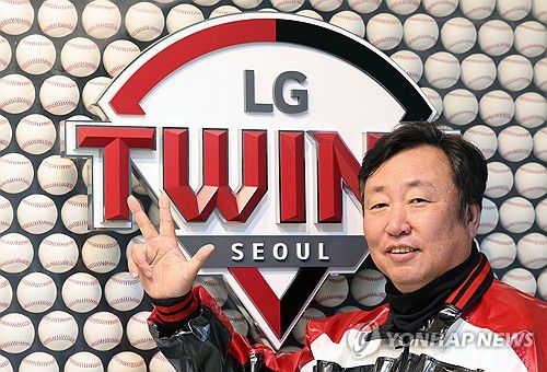 '세 번째 우승'(서울=연합뉴스) 김성민 기자 = 29년 만에 한국시리즈 우승을 차지한 차명석 LG 트윈스 단장이 15일 서울 송파구 잠실야구장에서 연합뉴스와 인터뷰하며 세 번째 우승을 기념하며 손가락을 펴 보이고 있다. 2023.11.16 ksm7976@yna.co.kr