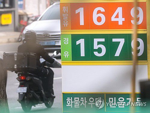 휘발유 가격 5주 연속 상승(서울=연합뉴스) 류효림 기자 = 국내 주유소의 휘발유·경유 판매 가격이 5주 연속 상승했다. 한국석유공사 유가정보 공시 서비스 오피넷에 따르면 지난달 넷째 주(25~29일) 전국 주유소 휘발유 평균 가격은 1635.4원(이하 ℓ당)으로 전주보다 8.3원 올랐다. 경유 평균 판매가도 전주 대비 7.7원 오른 1537.2원을 기록했다. 사진은 3일 서울 시내 주유소 모습. 2024.3.3 ryousanta@yna.co.kr