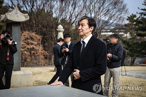 조국 대표, 백범 김구 선생 묘역 참배(서울=연합뉴스) 조국혁신당 조국 대표가 지난 4일 서울 용산구 효창공원 내 백범 김구 선생 묘역을 참배하고 있다. 2024.3.4 [조국혁신당 제공. 재판매 및 DB금지] uwg806@yna.co.kr