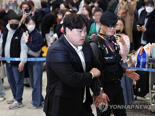 한화 류현진, 스프링캠프 마치고 귀국(영종도=연합뉴스) 이지은 기자 = 프로야구 한화 이글스의 류현진이 4일 오후 인천국제공항에서 스프링캠프를 마치고 귀국하고 있다. 2024.3.4 jieunlee@yna.co.kr