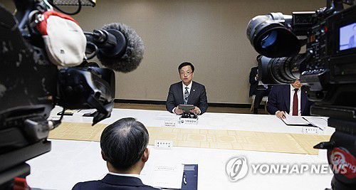 2월 소비자 물가 동향 설명하는 최상목 부총리(서울=연합뉴스) 황광모 기자 = 최상목 부총리 겸 기획재정부 장관이 6일 오전 서울 종로구 정부서울청사에서 열린 물가관계장관회의에 참석해 2월 소비자 물가동향 및 대응 방안에 대해 설명하고 있다. 2024.3.6 hkmpooh@yna.co.kr