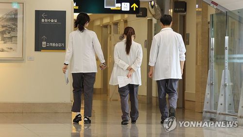 이동하는 의료진(서울=연합뉴스) 신현우 기자 = 전공의 집단 사직 사태 16일째를 맞는 6일 서울 한 대학병원에서 의료진이 이동하고 있다. 2024.3.6 nowwego@yna.co.kr