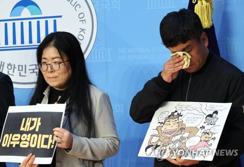 눈물 닦는 이우진 작가(서울=연합뉴스) 백승렬 기자 = 27일 국회 소통관에서 열린 '검정고무신 고 이우영 작가 사건 대책위원회 기자회견'에서 공동제작자인 이 작가의 동생 이우진 작가가 발언을 마친 뒤 눈물을 닦고 있다. 2023.3.27 srbaek@yna.co.kr