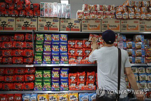 정부 권고 이후 라면·제과·제빵업계 제품 가격 조정(서울=연합뉴스) 류효림 기자 = 농심이 지난 1일부터 신라면과 새우깡 가격을 내렸고, 삼양식품도 삼양라면과 짜짜로니 등 12개 제품의 가격을 순차적으로 인하한다. 사진은 2일 서울 시내 대형마트에 라면 판매대 모습. 2023.7.2 ryousanta@yna.co.kr
