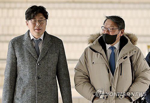 공판 출석하는 이규원-이광철이규원 검사(왼쪽)와 이광철 전 청와대 비서관이 지난 1월 8일 오후 서초구 서울중앙지방법원에서 열린 김학의 전 법무부 차관 불법 출국 금지 직권남용에 관한 공판에 출석하고 있다. [연합뉴스 자료사진]