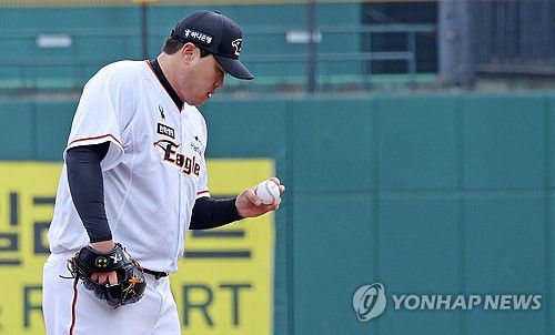 다시 돌아온 류현진(대전=연합뉴스) 김준범 기자 = 7일 대전 한화생명이글스파크에서 열린 한화이글스 자체 연습경기에서 KBO로 복귀한 류현진이 공을 바라보고 있다. 2024.3.7 psykims@yna.co.kr