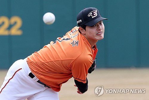 문동주, 류현진과 맞대결(대전=연합뉴스) 김준범 기자 = 7일 대전 한화생명이글스파크에서 열린 한화이글스 자체 연습경기에서 문동주가 힘차게 공을 던지고 있다. 2024.3.7 psykims@yna.co.kr