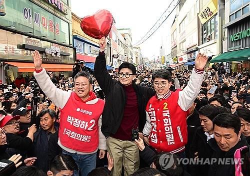 원주 방문한 국민의힘 한동훈 비상대책위원장 국민의힘 한동훈 비상대책위원장이 지난 달 26일 강원 원주 중앙시장을 방문해 박정하·김완섭 후보와 시민들에게 인사하고 있다. [연합뉴스 자료사진]