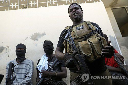 지난 5일(현지시간) 기자회견하는 아이티 갱단 수장 지미 '바비큐' 셰리지에 [로이터=연합뉴스]