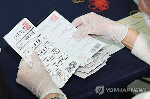 총선 모의개표 '하나씩 꼼꼼하게'(서울=연합뉴스) 서대연 기자 = 1일 오후 서울 종로구 서울시선거관리위원회에서 열린 제22대 국회의원 선거 모의개표에서 선관위 관계자들이 수검표 실습을 하고 있다. 2024.2.1 dwise@yna.co.kr