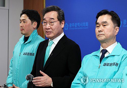 이낙연 '광주에서 출마하겠습니다'(광주=연합뉴스) 조남수 기자 = 새로운미래 이낙연 공동대표가 4일 오후 광주시의회에서 총선 출마 기자회견을 하고 있다. 2024.3.4 iso64@yna.co.kr