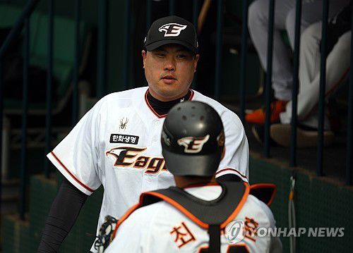 한화 유니폼 입은 류현진(대전=연합뉴스) 이주형 기자 = 프로야구 한화 이글스가 7일 대전 한화생명이글스파크에서 자체 평가전을 가진 가운데, 한화 선발 류현진이 불펜 피칭을 마치고 홀가분한 표정을 짓고 있다. 2024.3.7 coolee@yna.co.kr