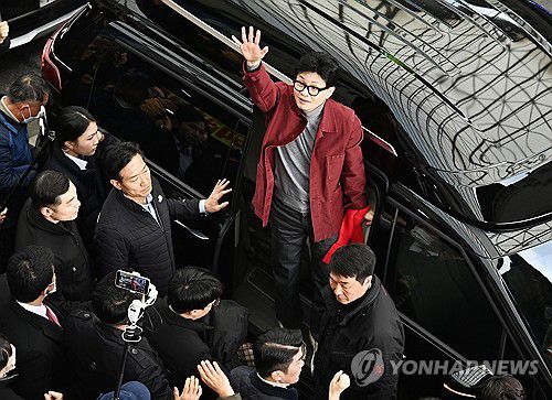 수원 찾은 한동훈 비대위원장(수원=연합뉴스) 홍기원 기자 = 국민의힘 한동훈 비상대책위원장이 7일 오후 경기도 수원시 팔달구 지동못골시장을 방문해 시민들에게 손을 흔들며 인사하고 있다. 2024.3.7 [공동취재] xanadu@yna.co.kr