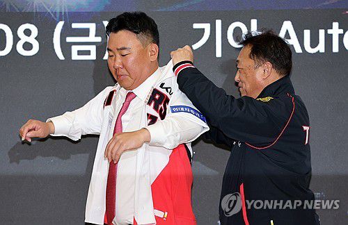 KIA 이범호 감독 취임(광주=연합뉴스) 조남수 기자 = 이범호 KIA 타이거즈 신임 감독이 8일 오후 광주 서구 '기아 오토랜드 광주' 대강당에서 열린 취임식에서 최준영 대표로부터 유니폼과 모자를 전달받고 있다. 2024.3.8 iso64@yna.co.kr