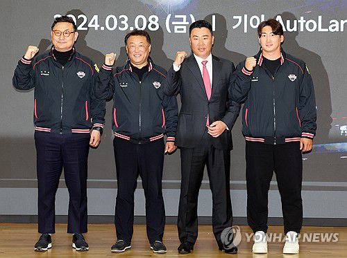 이범호 감독 취임 기념촬영(광주=연합뉴스) 조남수 기자 = KIA 타이거즈 이범호 감독이 8일 오후 광주 서구 기아오토랜드광주 대강당에서 열린 취임식에서 최준영 대표이사, 심재학 단장, 주장 나성범과 기념사진을 찍고 있다. 2024.3.8 iso64@yna.co.kr