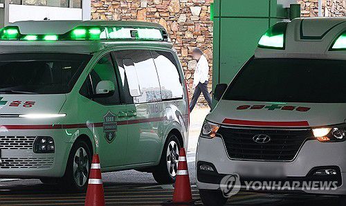 병원에 대기 중인 구급차(수원=연합뉴스) 홍기원 기자 = 전국 병원에서 응급·당직 체계의 핵심을 맡는 전공의들이 6천명 넘게 사직한 것으로 나타난 20일 오후 경기도 수원시 한 병원에 구급차가 대기하고 있다. 2024.2.20 xanadu@yna.co.kr