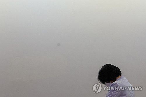 전공의 의료 현장 떠난 지 18일째(서울=연합뉴스) 신현우 기자 = 정부의 의대 증원에 반발한 전공의들이 18일째 진료 현장을 떠나면서 의료 공백이 확산하는 가운데 8일 서울 시내 한 대학병원에서 의료관계자가 고개를 숙인 채 이동하고 있다.     일부 지역에서는 전문의와 의대 교수, 의대생들까지 집단행동에 나설 움직임을 보여 의대 증원을 둘러싼 정부와의 갈등이 '강대강' 대치로 흘러가는 모양새다. 2024.3.8 nowwego@yna.co.kr