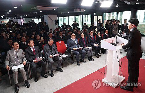 위성정당 창당대회 참석한 한동훈 비대위원장(서울=연합뉴스) 신준희 기자 = 국민의힘 한동훈 비상대책위원장이 23일 여의도 당사에서 열린 비례대표 위성정당 '국민의미래' 중앙당 창당대회에서 축사를 하고 있다. 2024.2.23 [공동취재] hama@yna.co.kr