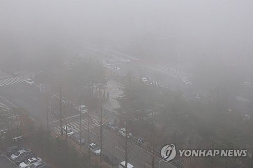 안개와 미세먼지로 앞이 보이지 않는 보라매공원(대전=연합뉴스) 강수환 기자 = 4일 오전 대전 서구 둔산동 보라매공원 일대에 안개가 짙게 끼어있다. 이날 대전의 미세먼지 농도는 '나쁨'으로 기상청은 미세먼지와 함께 짙은 안개가 나타나는 곳이 있겠으니 안전사고에 유의할 것을 당부했다. 2024.3.4 swan@yna.co.kr