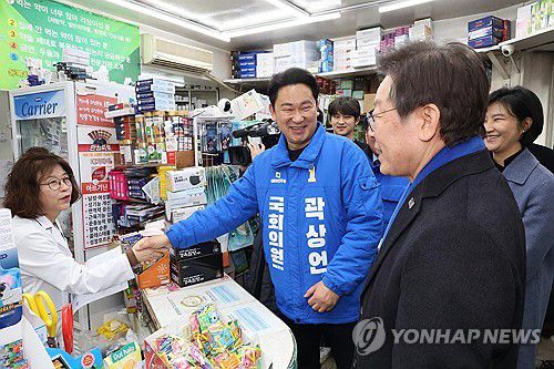 더불어민주당 이재명 대표와 곽상언 후보(서울=연합뉴스) 한상균 기자 = 더불어민주당 이재명 대표가 4일 종로구 곽상언 후보와 창신시장 약국을 방문하고 있다. 2024.3.4 [공동취재] xyz@yna.co.kr