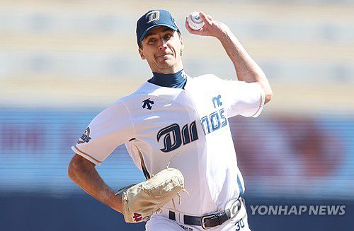NC 새 외국인 투수 하트 역투(창원=연합뉴스) 김동민 기자 = 10일 오후 창원NC파크에서 열린 KBO 프로야구 KIA 타이거즈와 NC 다이노스 시범 경기. 1회 초 NC 새 외국인 투수 하트가 역투하고 있다. 2024.3.10 image@yna.co.kr