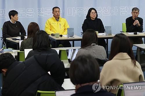 세월호 10주기 기록 '520번의 금요일' 출간   (서울=연합뉴스) 강민지 기자 = 11일 오전 서울 중구 재난피해자권리센터에서 세월호 10주기 기록집 '520번의 금요일'과 '봄을 마주하고 10년을 걸었다' 출간 기자간담회가 열리고 있다. 왼쪽부터 유해정 작가, 김종기(수진아빠), 강지은(상준엄마), 강곤 작가. 2024.3.11     mjkang@yna.co.kr