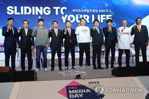 2023년 프로야구 미디어데이 (서울=연합뉴스) 김주성 기자 = 프로야구 42번째 시즌 개막을 이틀 앞둔 30일 오후 서울 용산구 그랜드하얏트호텔에서 열린 2023 신한은행 SOL KBO 미디어데이 행사에서 10개구단 감독들이 파이팅을 외치며 기념촬영 하고 있다.      왼쪽부터 두산 이승엽·삼성 박진만·KIA 김종국·LG 염경엽·SSG 김원형·키움 홍원기·NC 강인권·KT 이강철·롯데 래리 서튼·한화 카를로스 수베로 감독. 2023.3.30 utzza@yna.co.kr