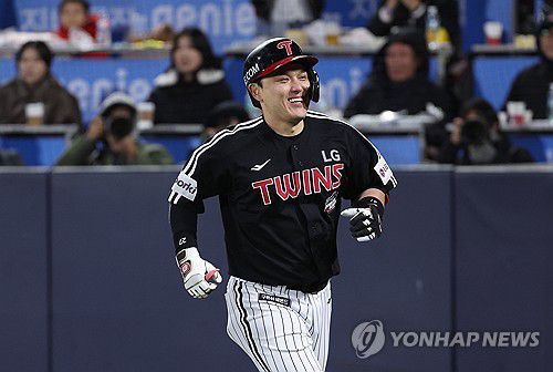 '역전 2점 홈런' 활짝 웃는 박동원(수원=연합뉴스) 김성민 기자 = 10일 경기도 수원케이티위즈파크에서 열린 2023 KBO 한국시리즈 3차전 LG 트윈스와 kt wiz의 경기. 6회초 무사 1루 LG 박동원이 역전 2점 홈런을 치고 홈에 들어와 더그아웃으로 향하고 있다. 2023.11.10 ksm7976@yna.co.kr