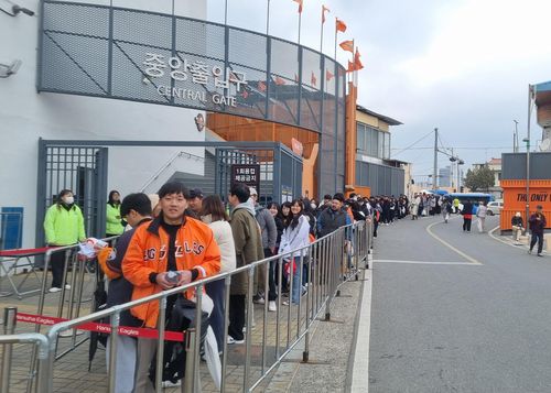 "류현진 보러 왔어요."(대전=연합뉴스) 김경윤 기자 = 한화 이글스 팬들이 12일 대전한화생명이글스파크에서 열린 2024 프로야구 KIA 타이거즈와 한화 이글스의 시범 경기를 앞두고 입장을 기다리고 있다. 전체 첫 번째로 줄을 선 직장인 신우재(가운데) 씨는 이날 2시 30분에 일어났다고 전했다. 2024.3.12 psykims@yna.co.kr