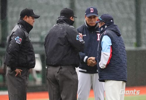 노게임 선언 뒤 악수하는 이승엽 두산 감독과 김태형 롯데 감독[롯데 자이언츠 제공. 재판매 및 DB 금지]