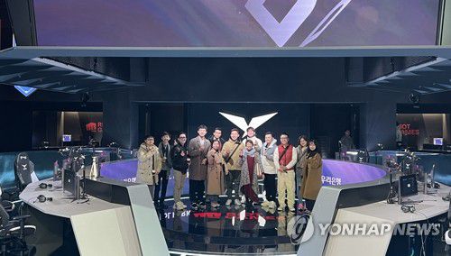 문체부·관광공사, 베트남 e스포츠 관계자 초청해 팸투어(서울=연합뉴스) 문화체육관광부와 한국관광공사는 오는 7일까지 베트남 e스포츠 및 여행업계 관계자를 초청해 한국관광 홍보를 진행한다고 4일 밝혔다. 사진은 지난 3일 e스포츠경기장인 롤파크를 둘러보고 기념 촬영하는 팸투어. 2024.3.4 [한국관광공사 제공. 재판매 및 DB 금지] photo@yna.co.kr