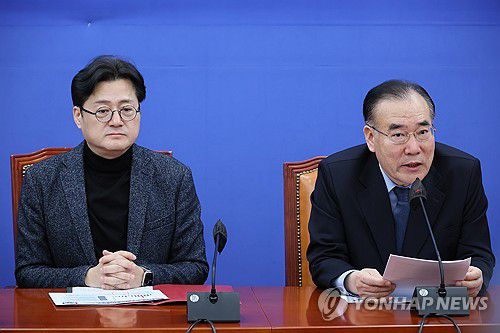 발언하는 이개호 정책위의장(서울=연합뉴스) 이정훈 기자 = 더불어민주당 이개호 정책위의장이 12일 국회에서 열린 원내대책회의에서 발언하고 있다. 왼쪽은 홍익표 원내대표. 2024.3.12 uwg806@yna.co.kr