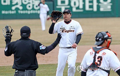 공 받는 류현진(대전=연합뉴스) 김준범 기자 = 12일 대전한화생명이글스파크에서 열린 2024 프로야구 KIA 타이거즈와 한화 이글스의 시범 경기. 2회초 한화 선발 류현진이 이기중 심판에게 공을 받고 있다. 2024.3.12 psykims@yna.co.kr