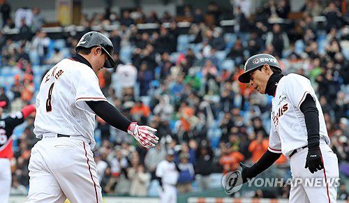 담장 넘겨버린 노시환(대전=연합뉴스) 김준범 기자 = 12일 대전한화생명이글스파크에서 열린 2024 프로야구 KIA 타이거즈와 한화 이글스의 시범 경기. 1회말 1사 1, 2루 때 홈런을 친 한화 노시환이 코치진 축하를 받고 있다. 2024.3.12 psykims@yna.co.kr