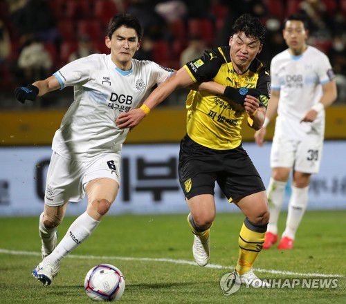 '내 볼이야!'(광양=연합뉴스) 조남수 기자 = 24일 전남 광양축구전용구장에서 열린 2021 하나은행 FA컵 결승 1차전 전남 드래곤즈와 대구FC 경기. 대구FC 홍정운(왼쪽)과 전남 이종호가 볼 경합을 벌이고 있다. 2021.11.24 iso64@yna.co.kr