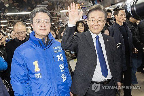 영등포 지하쇼핑몰 찾은 이재명-채현일(서울=연합뉴스) 한종찬 기자 = 더불어민주당 이재명 대표와 서울 영등포구갑에 출마한 채현일 전 영등포구청장이 5일 오후 서울 영등포구 뉴타운 지하쇼핑몰을 찾아 인사하고 있다. 2024.3.5 [공동취재] saba@yna.co.kr