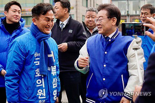 류삼영 후보와 이재명 대표(서울=연합뉴스) 더불어민주당 이재명 대표가 12일 서울 동작을에 출마하는 류삼영 후보와 남성사계시장을 방문하고 있다. 2024.3.12 [류삼영 후보 선거캠프 제공. 재판매 및 DB금지] photo@yna.co.kr