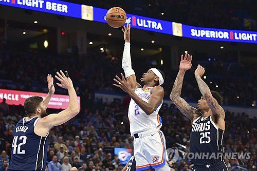 오클라호마시티 샤이 길저스 알렉산더(가운데)의 슛[AP=연합뉴스]