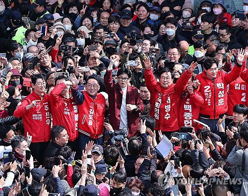 낙동강 벨트 격전지 찾은 한동훈 비대위원장(부산=연합뉴스) 손형주 기자 = 국민의힘 한동훈 비상대책위원장이 14일 부산 북구 구포시장을 찾아 서병수 북구갑 후보 등 부산지역 총선 후보들과 지지를 호소하고 있다. 2024.3.14 handbrother@yna.co.kr