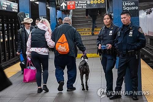 뉴욕시 지하철 유니언스퀘어역의 경찰관[AFP 연합뉴스 자료사진]