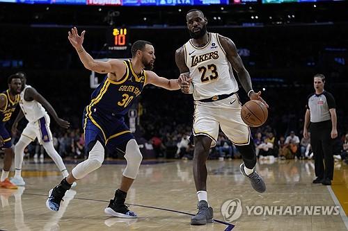 르브론 제임스와 스테픈 커리[AP=연합뉴스]