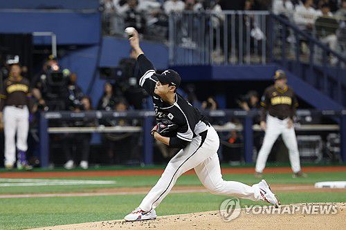 역투하는 문동주(서울=연합뉴스) 이지은 기자 = 17일 오후 서울 고척스카이돔에서 미국프로야구(MLB) 공식 개막시리즈를 앞두고 열린 팀코리아 대 샌디에이고 파드리스 연습 경기.     팀코리아 선발투수 문동주가 역투하고 있다. 2024.3.17 [공동취재] jieunlee@yna.co.kr