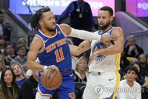 뉴욕의 제일런 브런슨(11번)과 골든스테이트의 커리[AP=연합뉴스]