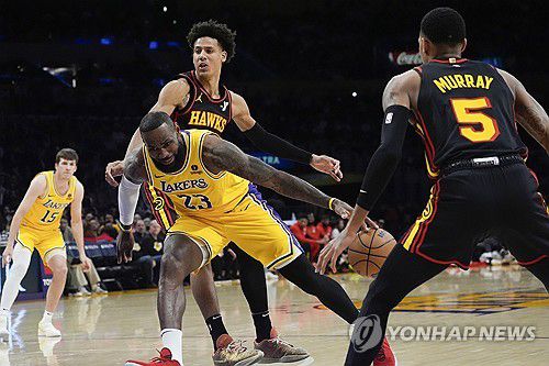 돌파하는 르브론 제임스(23번)[AP=연합뉴스]