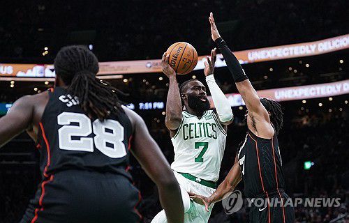 보스턴 제일런 브라운(7번)의 슛[David Butler II-USA TODAY Sports/로이터=연합뉴스]
